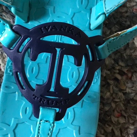 IVANKA TRUMP FLATS, Sz 8B - Picture 6 of 8